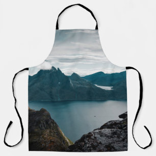 KALMKÖRPER DES WASSERS IN DER NÄHE DES BERGS SCHÜRZE