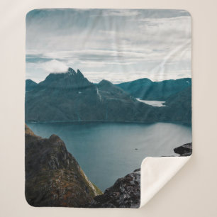 KALMKÖRPER DES WASSERS IN DER NÄHE DES BERGS SHERPADECKE