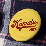 Kamala 2024 Retro Varsity Gold and Red Button Pin<br><div class="desc">Wählen Sie Kamala Harris 2024 Kardinal Rot (Grafik) auf Gold Retro Vintage Vintage Pinback Taste. Unterstützt von Joe Biden,  Nancy Pelosi,  Chuck Schumer und Hakeem Jeffries sowie der überwältigenden Mehrheit der gewählten Demokraten.</div>