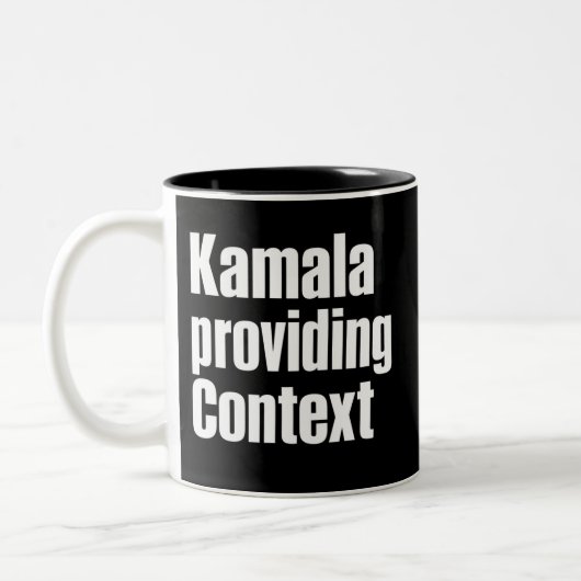Kamala Brat Lime Green bietet Kontext Zweifarbige Tasse (Links)