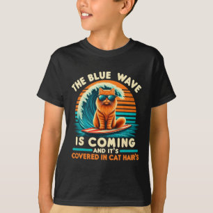Kamala die Blaue Welle kommt und sie ist eingedeck T-Shirt