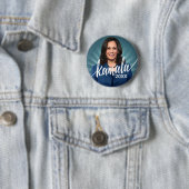 Kamala Harris 2024 - blau aquamarin mit Skriptname Button (Beispiel)