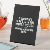 Kamala Harris 2024 - Ein Frauenplatz im Weißen Sockelschild (In Situ)