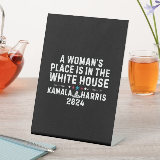 Kamala Harris 2024 - Ein Frauenplatz im Weißen Sockelschild (In Situ)
