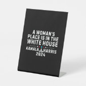 Kamala Harris 2024 - Ein Frauenplatz im Weißen Sockelschild (Vorderseite)