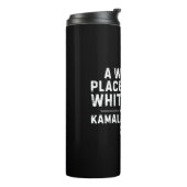 Kamala Harris 2024 - Ein Frauenplatz im Weißen Thermosbecher (Nach links gedreht)