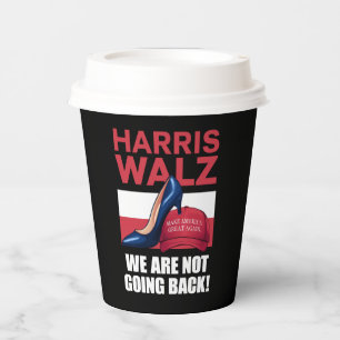 Kamala Harris Absätze treten auf roten MAGA-Hut Pappbecher