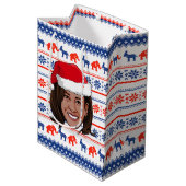 Kamala Harris Christmas Mittlere Geschenktüte (Vorderseite Schrägansicht)