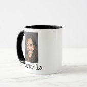 Kamala Harris (Es ist Komma-la) Tasse (Vorderseite Links)
