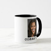 Kamala Harris (Es ist Komma-la) Tasse (VorderseiteRechts)