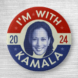 Kamala Harris Foto 2020 Präsidenten-Demokrat Retro Button<br><div class="desc">Ich bin mit Kamala 2020,  die politischer Knopf mit Vintagem Farbton | Harris einen Blau pixelated Blick hat,  der von Kennedy-Knöpfen vom 60er erinnernd ist. Kamala Harris für politischen Wahlgang Präsidenten | für Kampagnenwaren Demokraten | für Staatwahl 2020</div>