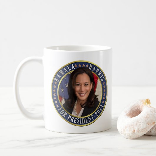 Kamala Harris für das demokratische Foto 2024 Kaffeetasse (Mit Donut)