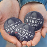 Kamala Harris für das Foto Button-Button des Präsi Button<br><div class="desc">Wählen Sie Kamala Harris für den Präsidenten 2024 Runde Pinback Buttons mit blauem Portrait-Foto. Unterstützt von Joe Biden,  Nancy Pelosi,  Chuck Schumer und Hakeem Jeffries sowie der überwältigenden Mehrheit der gewählten Demokraten.</div>
