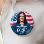 Kamala Harris für den Präsidenten - Flagge Button<br><div class="desc">Ein wunderschönes Design für den Vizepräsidenten der Vereinigten Staaten - Kamala Harris. Ein traditionelles Design mit amerikanischer Flagge und einem Foto von Kamala Harris</div>