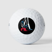 Kamala Harris Heels treten auf Maga Hat Golfball (Vorderseite)