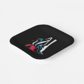 Kamala Harris Heels treten auf Maga Hat Pappteller (Gewinkelt)