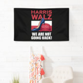 Kamala Harris Heels treten auf Red MAGA Hat Banner (Insitu)
