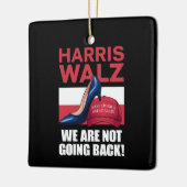 Kamala Harris Heels treten auf Red MAGA Hat Keramikornament (Links)