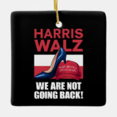 Kamala Harris Heels treten auf Red MAGA Hat Keramikornament (Vorderseite)