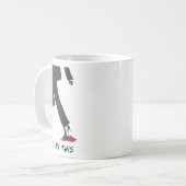 Kamala Harris Heels treten auf Red Mega Hat wählen Kaffeetasse (Vorderseite Links)