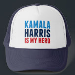Kamala Harris ist Mein Held Truckerkappe<br><div class="desc">Kamala Harris ist mein Held. Für alle schwarzen und indischen Frauen da draußen,  die die Vorbilddemokratin Kamala Harris als Vizepräsidentin im Weißen Haus als Inspiration für Mädchen überall sehen.</div>
