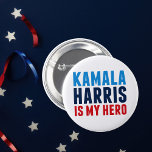 Kamala Harris ist mein politischer Held Button<br><div class="desc">Kamala Harris ist der "Mein Held"-Knopf. Für alle schwarzen und indischen Frauen da draußen,  die die Vorbilddemokratin Kamala Harris als Vizepräsidentin im Weißen Haus als Inspiration für Mädchen überall sehen.</div>