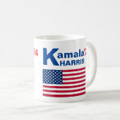 Kamala Harris mit amerikanischer Flagge Kaffeetasse (VorderseiteRechts)
