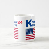 Kamala Harris mit amerikanischer Flagge Kaffeetasse (Mittel)