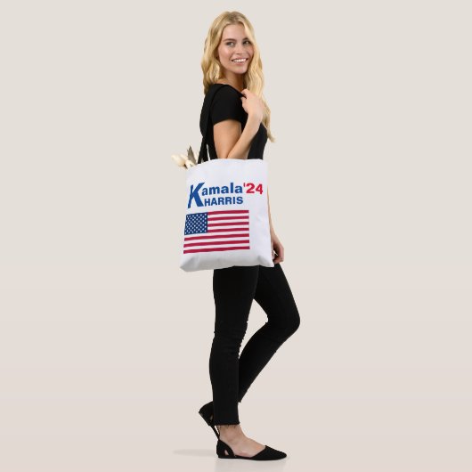 Kamala Harris mit amerikanischer Flagge Tasche (Am Model)