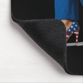Kamala Harris mit hohen Absätzen auf Red Hat Mousepad (Ecke)