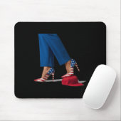 Kamala Harris mit hohen Absätzen auf Red Hat Mousepad (Mit Mouse)