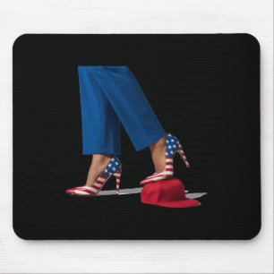 Kamala Harris mit hohen Absätzen auf Red Hat Mousepad
