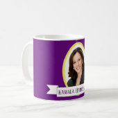 Kamala Harris Portait auf Lila Kaffeetasse (Vorderseite Links)