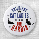 Kamala Harris Präsident 2024 Kinderlose Cat Ladys Button<br><div class="desc">Kinderlose Cat Ladys for Harris | 2024 Kamala Harris politisches Knopfdesign mit den Silhouetten von 3 Katzen und Pfotendrucken | Kamala Harris für Präsident | Politische Wahlmöglichkeiten für die Demokraten | Wahlkampfartikel für die Staaten 2024</div>