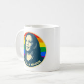 KAMALA HARRIS PRIDE ABZEICHEN KAFFEETASSE (Vorderseite Links)