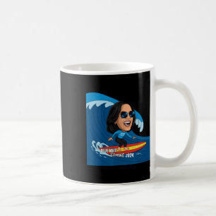 Kamala Harris reiten Surfbrett auf einer blauen We Kaffeetasse