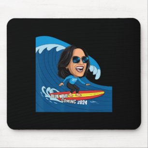 Kamala Harris reiten Surfbrett auf einer blauen We Mousepad