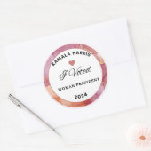 Kamala Harris Sticker. Kreis. Rosa Farbe. Runder Aufkleber (Umschlag)