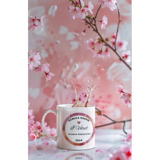 Kamala Harris Tasse. Weiße und hellrosa Farben. Kaffeetasse