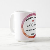 Kamala Harris Tasse. Weiße und hellrosa Farben. Kaffeetasse (Vorderseite Links)