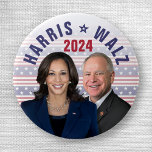 Kamala Harris Tim Walz 2024 Präsident Vice Fotos Button<br><div class="desc">Dieses Design sagt "Kamala Harris / Tim Walz 2024" und beinhaltet ein Foto von Kamala Harris und Tim Walz vor einem amerikanischen Muster | Politische Wahlmöglichkeiten für die Demokraten | Werbeartikel der Vereinten Staaten | Karo mehr Harris merch hier: https://www.zazzle.com/store/politicaltheatre/products?dp=252536702459719117&cg=196747433535254757&ps=204</div>