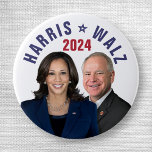 Kamala Harris Tim Walz 2024 Präsident Vice Fotos Button<br><div class="desc">Dieses Design sagt "Kamala Harris / Tim Walz 2024" und enthält ein Foto von Kamala Harris und Tim Walz | Politische Wahlmöglichkeiten für die Demokraten | Werbeartikel der Vereinten Staaten | Karo mehr Harris merch hier: https://www.zazzle.com/store/politicaltheatre/products?dp=252536702459719117&cg=196747433535254757&ps=204</div>