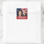 Kamala Harris Tim Walz für den Präsidenten 2024 Quadratischer Aufkleber (Tasche)