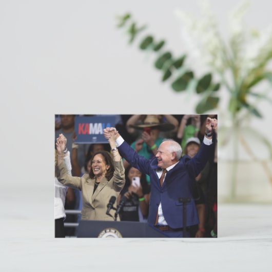 Kamala Harris & Tim Walz Postkarte (Stehend Vorderseite)