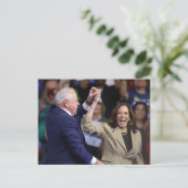 Kamala Harris & Tim Walz Postkarte (Stehend Vorderseite)