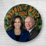 Kamala Harris Tim Walz Präsident Camouflage für Fo Button<br><div class="desc">Dieses Knopfdesign sagt "Harris / Walz 2024" in orange und enthält ein Foto von Kamala Harris und Tim Walz vor einem Tarnhintergrund | Politische Wahlmöglichkeiten für die Demokraten | Werbeartikel der Vereinten Staaten | Karo mehr Harris merch hier: https://www.zazzle.com/store/politicaltheatre/products?dp=252536702459719117&cg=196747433535254757&ps=204</div>