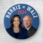 Kamala Harris Tim Walz Präsident Vice-Fotos 2024 Button<br><div class="desc">Dieses Design sagt "Kamala Harris / Tim Walz 2024" und beinhaltet ein Foto von Kamala Harris und Tim Walz vor einem blauen Hintergrund mit einem Lichtsternmuster | Politische Wahlmöglichkeiten für die Demokraten | Werbeartikel der Vereinten Staaten | Karo mehr Harris merch hier: https://www.zazzle.com/store/politicaltheatre/products?dp=252536702459719117&cg=196747433535254757&ps=204</div>