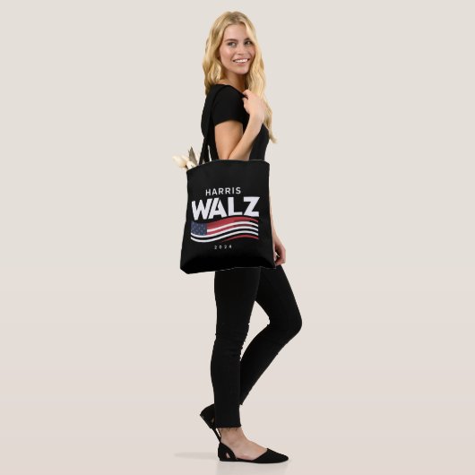 Kamala Harris Tim Walz Waltz Wahl 2024 Tasche (Am Model)