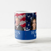 Kamala Harris und Tim Walz 2024 Kaffeetasse (Mittel)