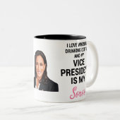 Kamala Harris VP Alpha Kappa Alpha Zweifarbige Tasse (VorderseiteRechts)